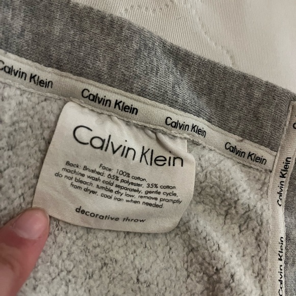 Calvin Klein throw blanket - Picture 4 of 4